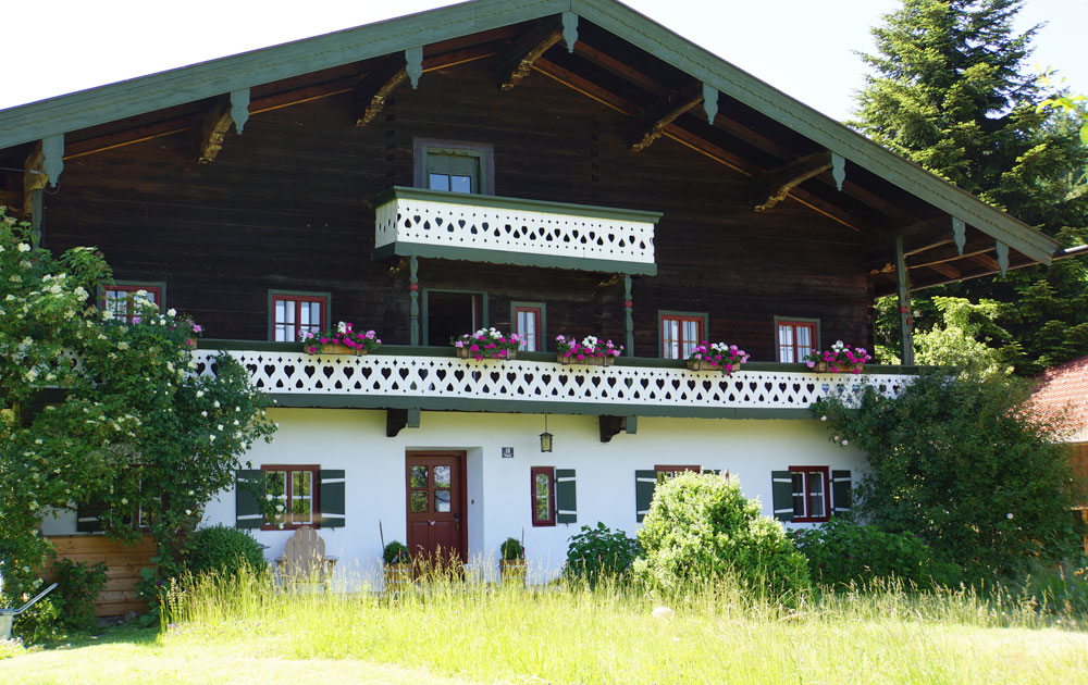 Bauernhaus im traditionellen oberbayerischen Stil